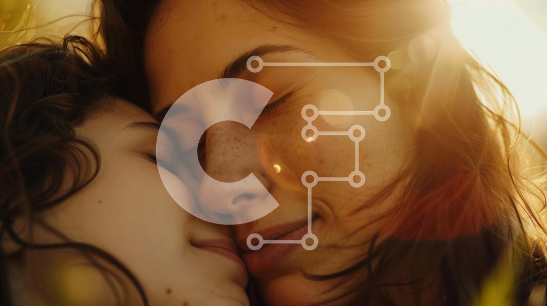 Intra Συλλεκτικό Ξύλινο Παζλ Plywood  4mm - Δύο γυναίκες που αγκαλιάζονται σε ένα χορταριασμένο χωράφι Σε Ξύλινο Κουτί - Διαστάσεις Puzzle: 10x10 cm – 25 κομμάτια