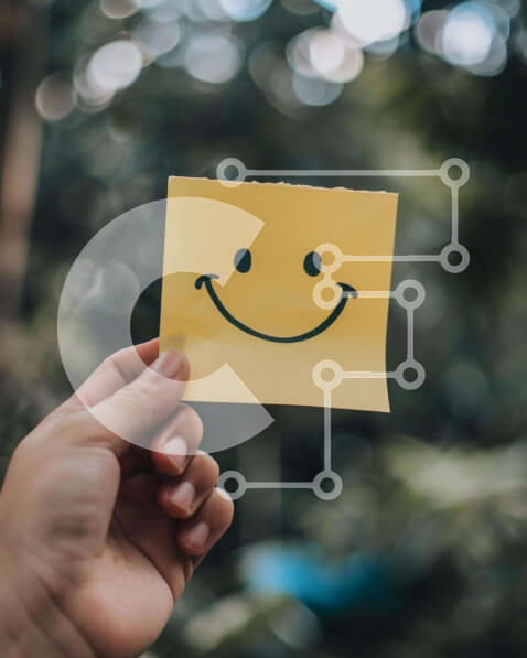 Intra Συλλεκτικό Ξύλινο Παζλ Plywood  4mm - Χέρι που κρατά το κίτρινο χαμογελαστό πρόσωπο post-it Σε Ξύλινο Κουτί - Διαστάσεις: 10x10 cm – 25 κομμάτια