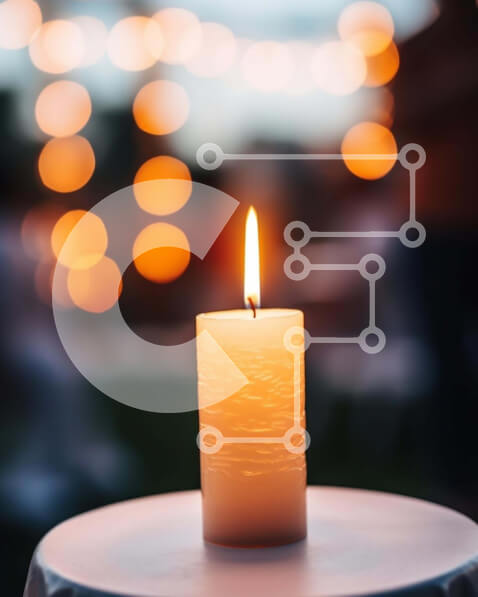 Intra Συλλεκτικό Ξύλινο Παζλ Plywood  4mm - Αναμμένο κερί σε λευκό τραπέζι με φώτα γύρω Σε Ξύλινο Κουτί - Διαστάσεις Puzzle: 10x10 cm – 25 κομμάτια