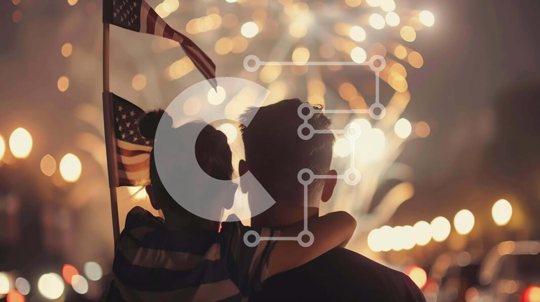 Intra Συλλεκτικό Ξύλινο Παζλ Plywood  4mm - Άνδρας και παιδί που γιορτάζουν με αμερικανική σημαία και πυροτεχνήματα Σε Ξύλινο Κουτί - Διαστάσεις: 10x10 cm – 25 κομμάτια