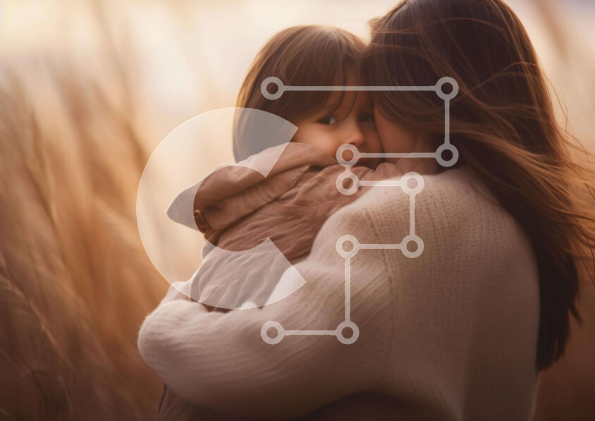 Intra Συλλεκτικό Ξύλινο Παζλ Plywood  4mm - Μητέρα και κόρη αγκαλιάζονται στο ψηλό γρασίδι Σε Ξύλινο Κουτί - Διαστάσεις Puzzle: 10x10 cm – 25 κομμάτια