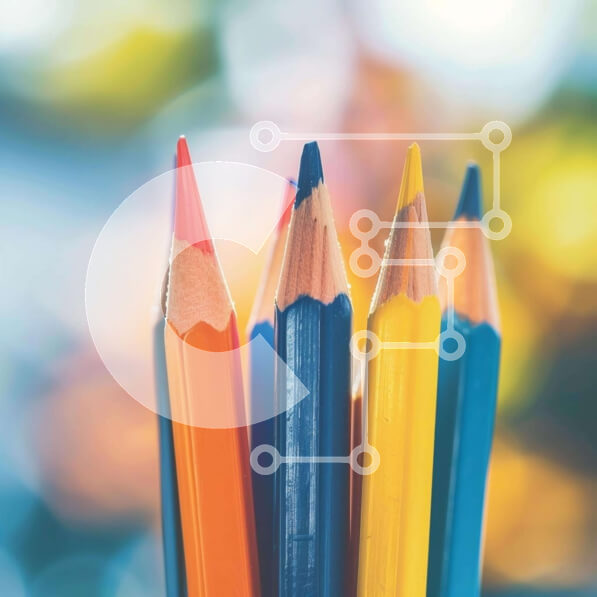 Intra Συλλεκτικό Ξύλινο Παζλ Plywood  4mm - Κοντινό πλάνο με χρωματιστά μολύβια Σε Ξύλινο Κουτί - Διαστάσεις Puzzle: 10x10 cm – 25 κομμάτια