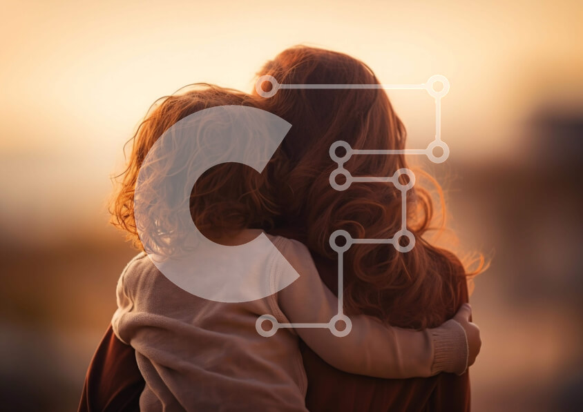 Intra Συλλεκτικό Ξύλινο Παζλ Plywood  4mm - Μητέρα και παιδί που αγκαλιάζονται στο ηλιοβασίλεμα Σε Ξύλινο Κουτί - Διαστάσεις Puzzle: 10x10 cm – 25 κομμάτια