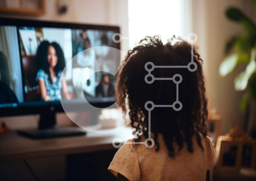 Intra Συλλεκτικό Ξύλινο Παζλ Plywood  4mm - Νεαρό κορίτσι σε βιντεοκλήση Σε Ξύλινο Κουτί - Διαστάσεις Puzzle: 10x10 cm – 25 κομμάτια