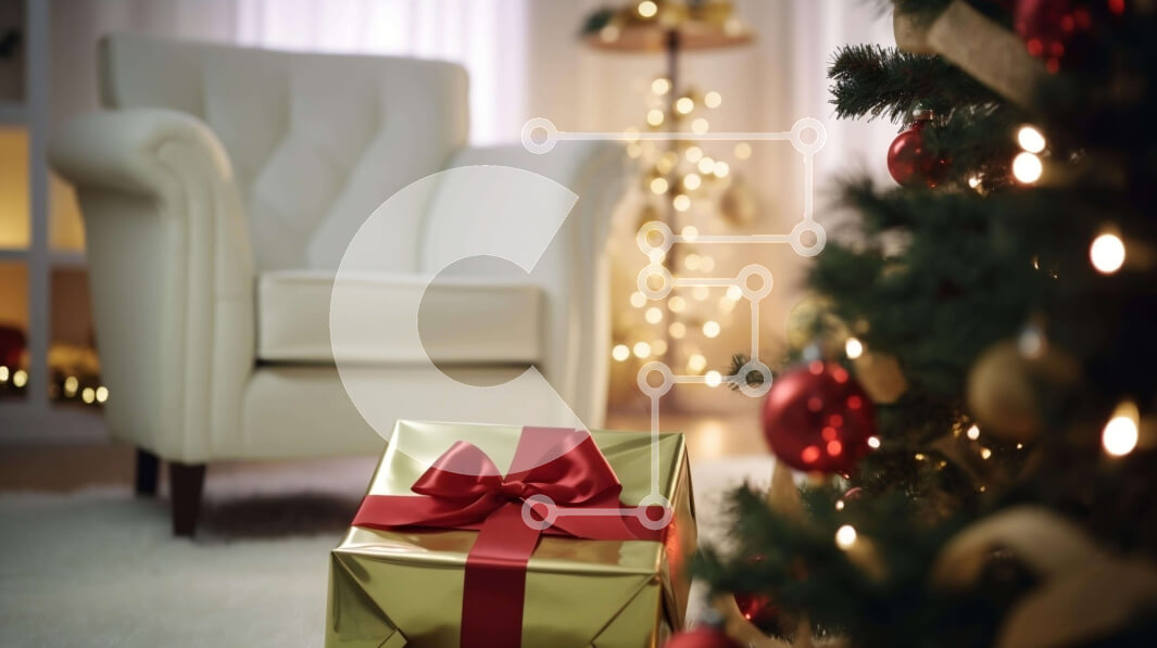 Intra Συλλεκτικό Ξύλινο Παζλ Plywood  4mm - Χρυσό κουτί δώρου μπροστά από το διακοσμημένο χριστουγεννιάτικο δέντρο Σε Ξύλινο Κουτί - Διαστάσεις: 10x10 cm – 25 κομμάτια