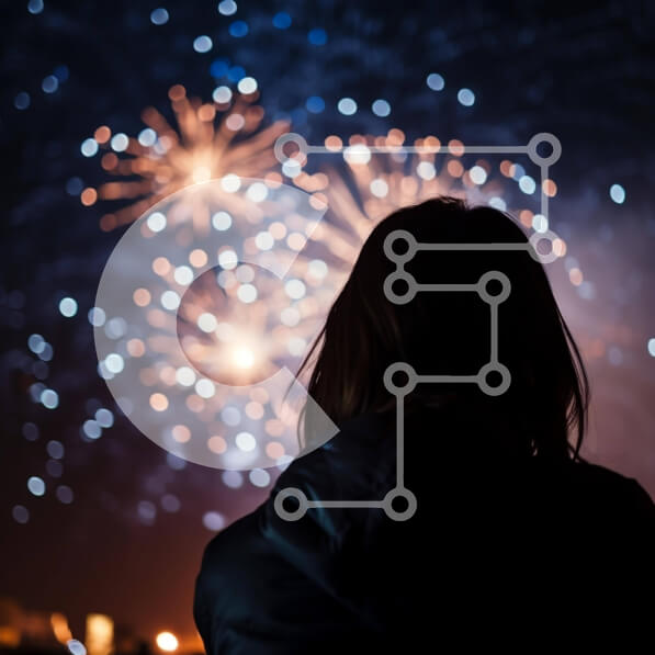 Intra Συλλεκτικό Ξύλινο Παζλ Plywood  4mm - Γυναίκα που παρακολουθεί πυροτεχνήματα στο σκοτάδι Σε Ξύλινο Κουτί - Διαστάσεις Puzzle: 10x10 cm – 25 κομμάτια