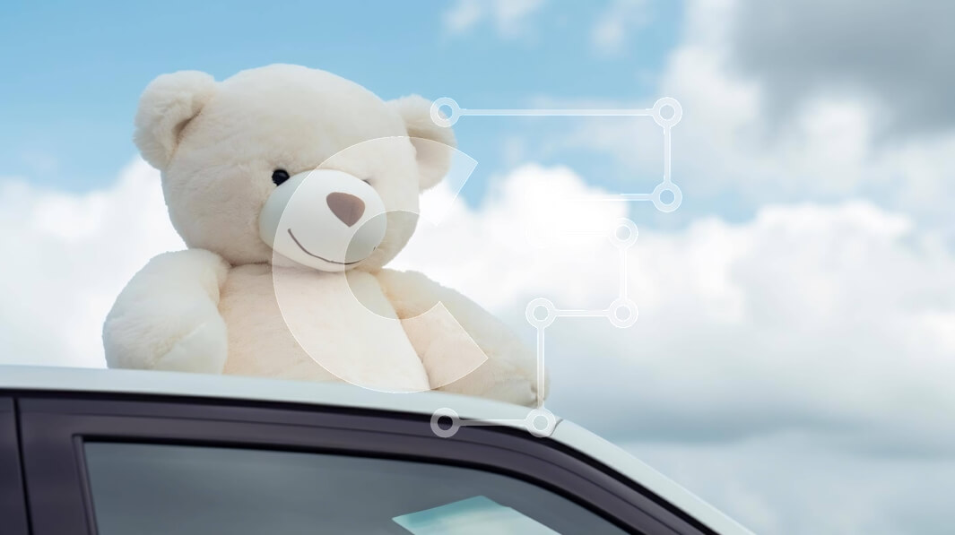 Intra Συλλεκτικό Ξύλινο Παζλ Plywood  4mm - Λευκό αρκουδάκι στη στέγη αυτοκινήτου με το μπλε ουρανό και τα σύννεφα Σε Ξύλινο Κουτί - Διαστάσεις Puzzle: 10x10 cm – 25 κομμάτια