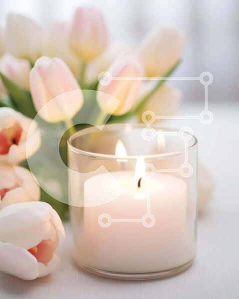 Intra Συλλεκτικό Ξύλινο Παζλ Plywood  4mm - Γυάλινο κερί με Λευκές τουλίπες και Τριαντάφυλλα Floral Σύνθεση Σε Ξύλινο Κουτί - Διαστάσεις Puzzle: 10x10 cm – 25 κομμάτια