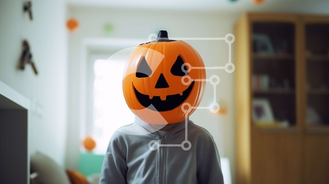 Intra Συλλεκτικό Ξύλινο Παζλ Plywood  4mm - Παιδί που φοράει μάσκα κολοκύθας για το Halloween στο σαλόνι Σε Ξύλινο Κουτί - Διαστάσεις: 10x10 cm – 25 κομμάτια