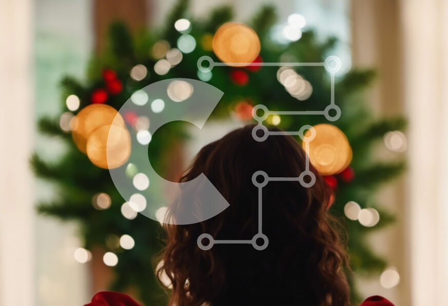 Intra Συλλεκτικό Ξύλινο Παζλ Plywood  4mm - Γυναίκα που απολαμβάνει την εορταστική ατμόσφαιρα με ένα στεφάνι Χριστουγέννων Σε Ξύλινο Κουτί - Διαστάσεις: 10x10 cm – 25 κομμάτια