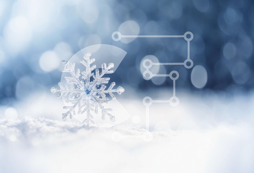 Intra Συλλεκτικό Ξύλινο Παζλ Plywood  4mm - Νιφάδα χιονιού στο χιόνι με φόντο Bokeh Σε Ξύλινο Κουτί - Διαστάσεις Puzzle: 10x10 cm – 25 κομμάτια