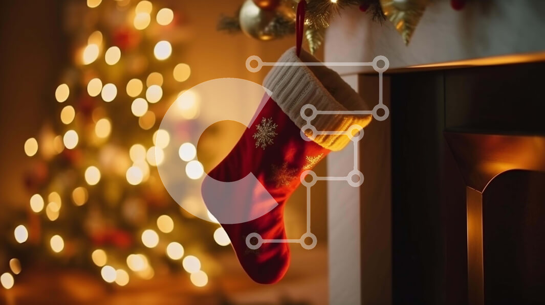 Intra Συλλεκτικό Ξύλινο Παζλ Plywood  4mm - Κόκκινη χριστουγεννιάτικη κάλτσα κρεμαστή από μανδύα τζακιού με φωτισμένο χριστουγεννιάτικο δέντρο Σε Ξύλινο Κουτί - Διαστάσεις: 10x10 cm – 25 κομμάτια