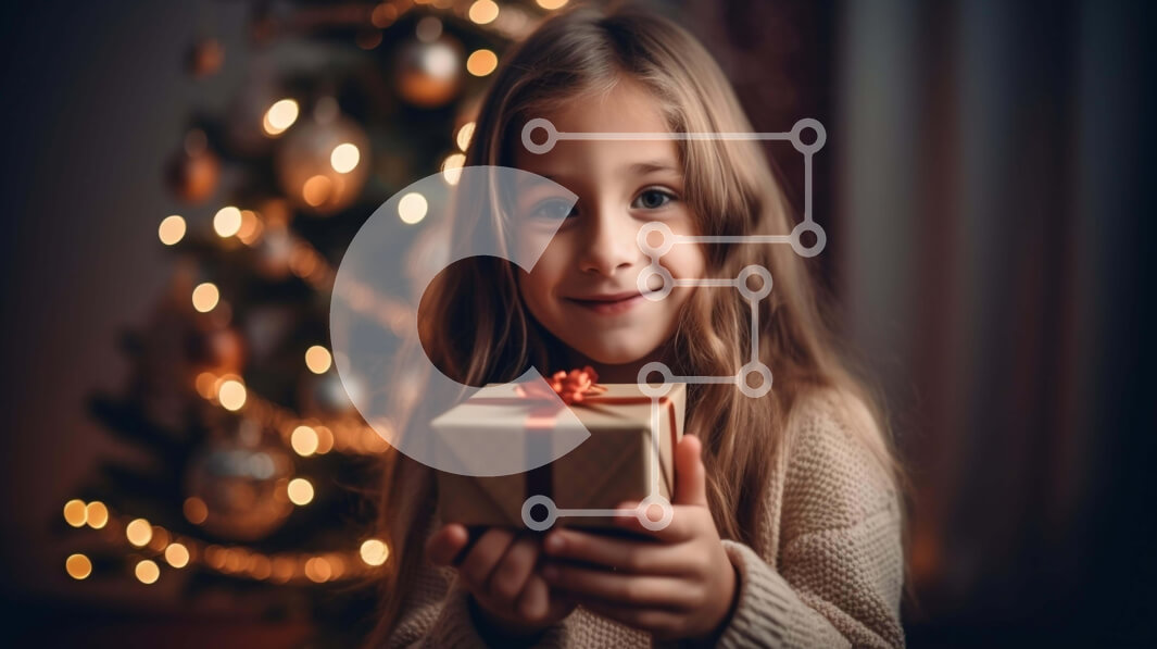 Intra Συλλεκτικό Ξύλινο Παζλ Plywood  4mm - Νεαρό κορίτσι που κρατά ένα ξετυλιγμένο δώρο μπροστά από το χριστουγεννιάτικο δέντρο Σε Ξύλινο Κουτί - Διαστάσεις: 10x10 cm – 25 κομμάτια