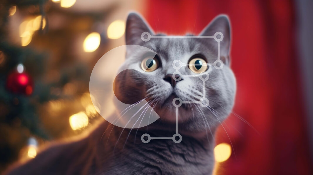 Σετ των 2 Intra Συλλεκτικό Ξύλινο Παζλ Plywood  4mm - Περίεργη γκρίζα γάτα που κάθεται μπροστά από το διακοσμημένο χριστουγεννιάτικο δέντρο Σε Ξύλινο Κουτί - Διαστάσεις: 10x10 cm – 25 κομμάτια