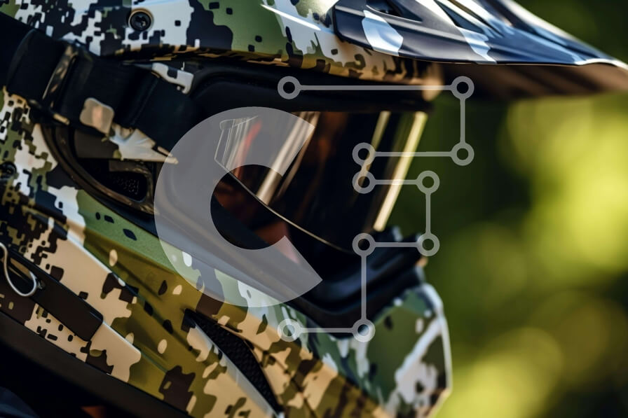 Intra Συλλεκτικό Ξύλινο Παζλ Plywood  4mm - Κοντινό πλάνο του καμουφλαρισμένου κράνους με τα πράσινα δέντρα Σε Ξύλινο Κουτί - Διαστάσεις Puzzle: 10x10 cm – 25 κομμάτια