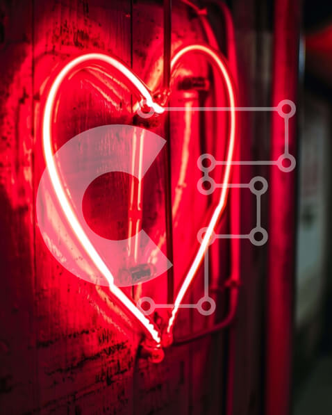 Intra Συλλεκτικό Ξύλινο Παζλ Plywood  4mm - Κόκκινη πινακίδα νέον σε σχήμα καρδιάς σε παλιά ξύλινη πόρτα Σε Ξύλινο Κουτί - Διαστάσεις Puzzle: 10x10 cm – 25 κομμάτια