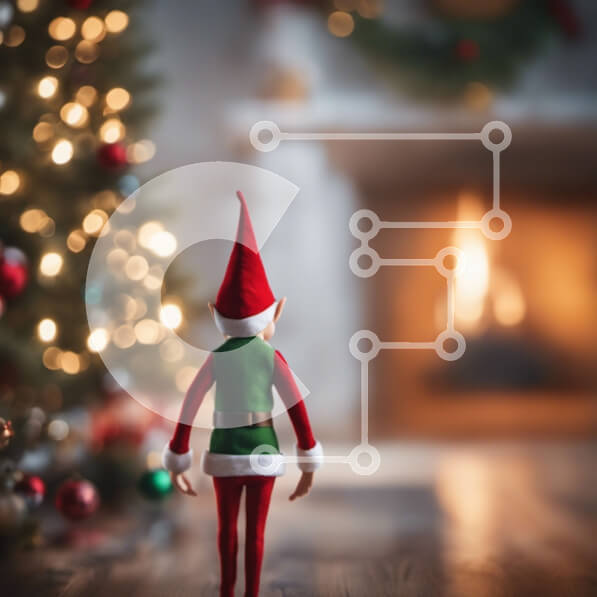 Intra Συλλεκτικό Ξύλινο Παζλ Plywood  4mm - Χριστουγεννιάτικη κούκλα ξωτικού που στέκεται μπροστά από το στολισμένο χριστουγεννιάτικο δέντρο Σε Ξύλινο Κουτί - Διαστάσεις: 10x10 cm – 25 κομμάτια