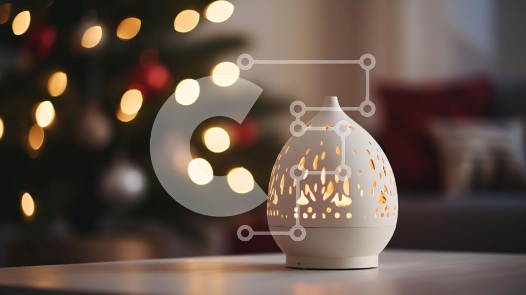 Intra Συλλεκτικό Ξύλινο Παζλ Plywood  4mm - Λευκός διαχύτης στο τραπέζι μπροστά από το διακοσμητικό χριστουγεννιάτικο δέντρο Σε Ξύλινο Κουτί - Διαστάσεις Puzzle: 10x10 cm – 25 κομμάτια