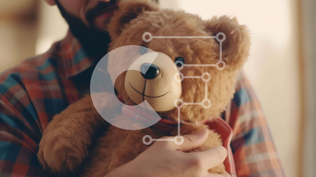 Intra Συλλεκτικό Ξύλινο Παζλ Plywood  4mm - Άνδρας που κρατά το καφέ αρκουδάκι Σε Ξύλινο Κουτί - Διαστάσεις Puzzle: 10x10 cm – 25 κομμάτια