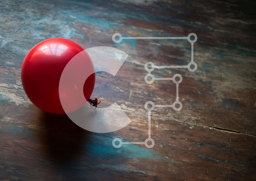 Intra Συλλεκτικό Ξύλινο Παζλ Plywood  4mm - Κόκκινο μπαλόνι στο παλιό ξύλινο τραπέζι Σε Ξύλινο Κουτί - Διαστάσεις: 10x10 cm – 25 κομμάτια