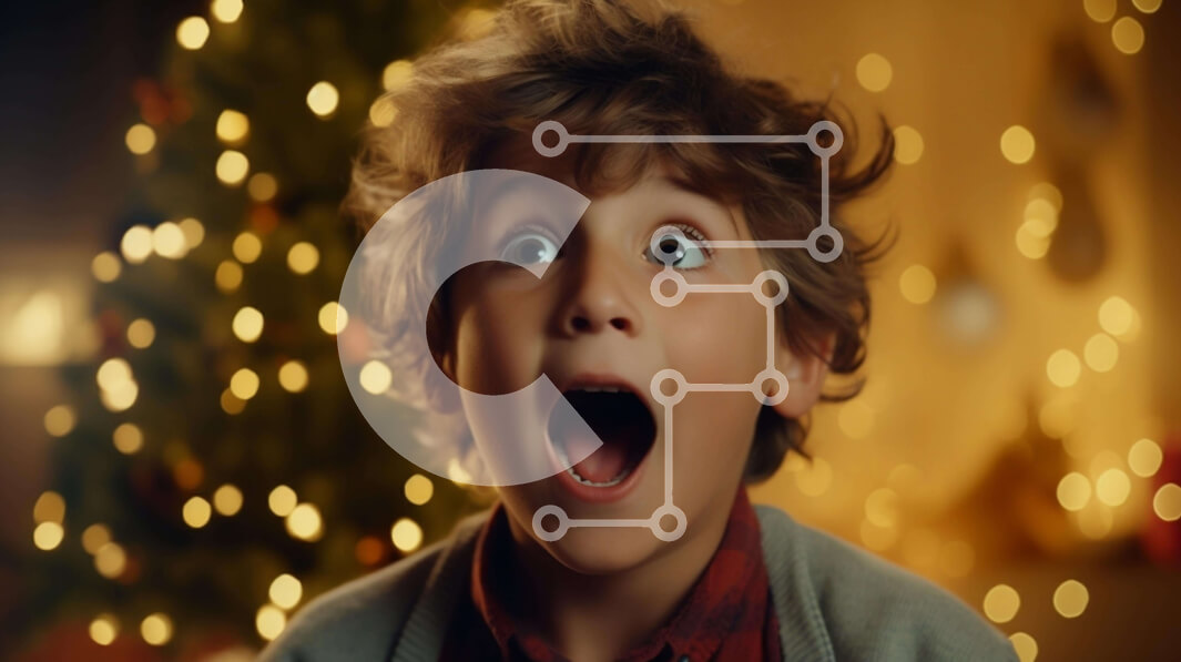 Intra Συλλεκτικό Ξύλινο Παζλ Plywood  4mm - Έκπληκτο αγόρι μπροστά από το φωτισμένο χριστουγεννιάτικο δέντρο Σε Ξύλινο Κουτί - Διαστάσεις: 10x10 cm – 25 κομμάτια