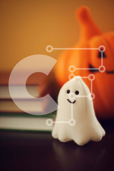 Intra Συλλεκτικό Ξύλινο Παζλ Plywood  4mm - Χαμογελαστή κούκλα φάντασμα που κάθεται στα βιβλία Σε Ξύλινο Κουτί - Διαστάσεις Puzzle: 10x10 cm – 25 κομμάτια