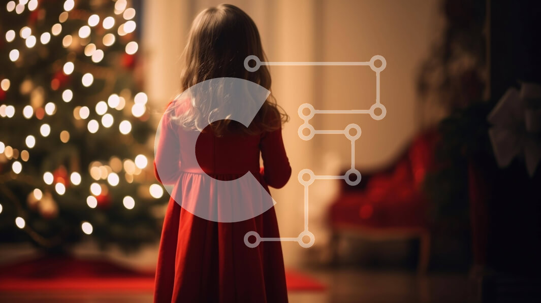 Intra Συλλεκτικό Ξύλινο Παζλ Plywood  4mm - Νεαρό κορίτσι που στέκεται μπροστά από ένα στολισμένο χριστουγεννιάτικο δέντρο Σε Ξύλινο Κουτί - Διαστάσεις: 10x10 cm – 25 κομμάτια