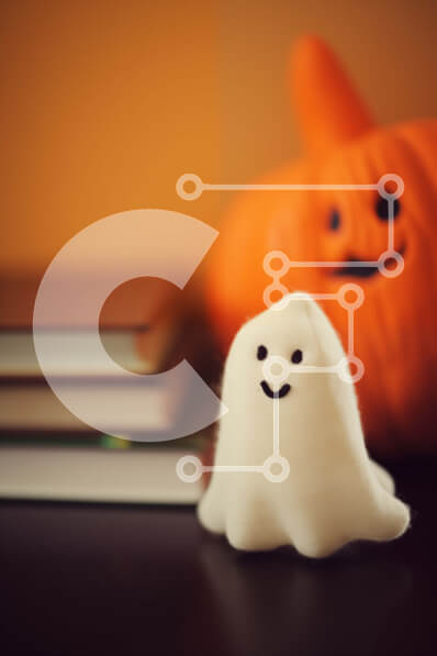 Intra Συλλεκτικό Ξύλινο Παζλ Plywood  4mm - Παιχνίδι φάντασμα και κολοκύθες σε ένα τραπέζι με βιβλία Σε Ξύλινο Κουτί - Διαστάσεις Puzzle: 10x10 cm – 25 κομμάτια