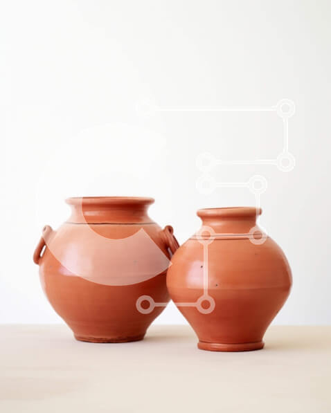 Intra Συλλεκτικό Ξύλινο Παζλ Plywood  4mm - Δύο κόκκινα κεραμικά βάζα σε λευκό τραπέζι Σε Ξύλινο Κουτί - Διαστάσεις: 10x10 cm – 25 κομμάτια