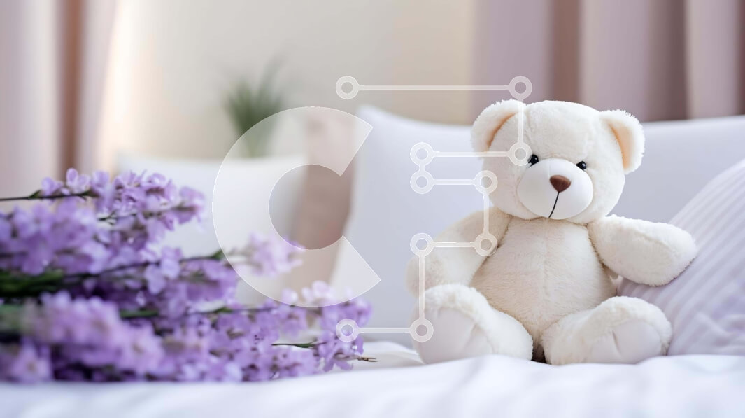 Intra Συλλεκτικό Ξύλινο Παζλ Plywood  4mm - Λευκό αρκουδάκι με μωβ λουλούδια στο κρεβάτι Σε Ξύλινο Κουτί - Διαστάσεις: 10x10 cm – 25 κομμάτια