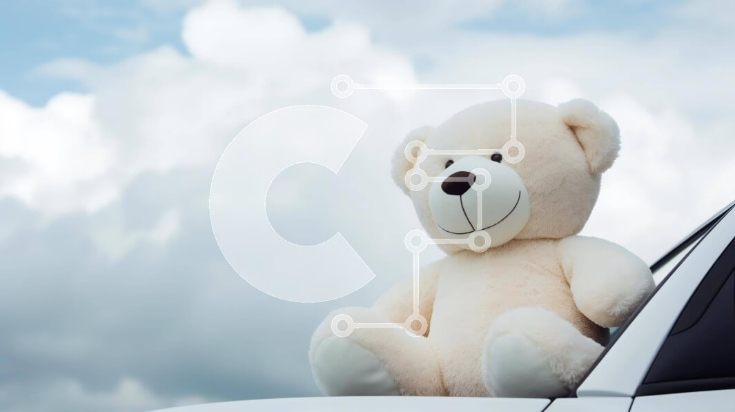 Intra Συλλεκτικό Ξύλινο Παζλ Plywood  4mm - Λευκό αρκουδάκι στο παράθυρο αυτοκινήτου με συννεφιασμένο ουρανό Σε Ξύλινο Κουτί - Διαστάσεις Puzzle: 10x10 cm – 25 κομμάτια