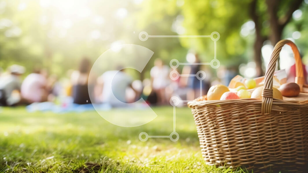 Σετ των 2 Intra Συλλεκτικό Ξύλινο Παζλ Plywood  4mm - Καλάθι με φρούτα στο γρασίδι με ανθρώπους στο παρασκήνιο Σε Ξύλινο Κουτί - Διαστάσεις: 10x10 cm – 25 κομμάτια