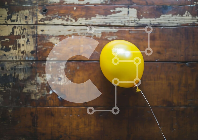 Intra Συλλεκτικό Ξύλινο Παζλ Plywood  4mm - Κίτρινο μπαλόνι που κρέμεται από το χέρι με φόντο το παλιό ξύλινο τοίχο Σε Ξύλινο Κουτί - Διαστάσεις: 10x10 cm – 25 κομμάτια