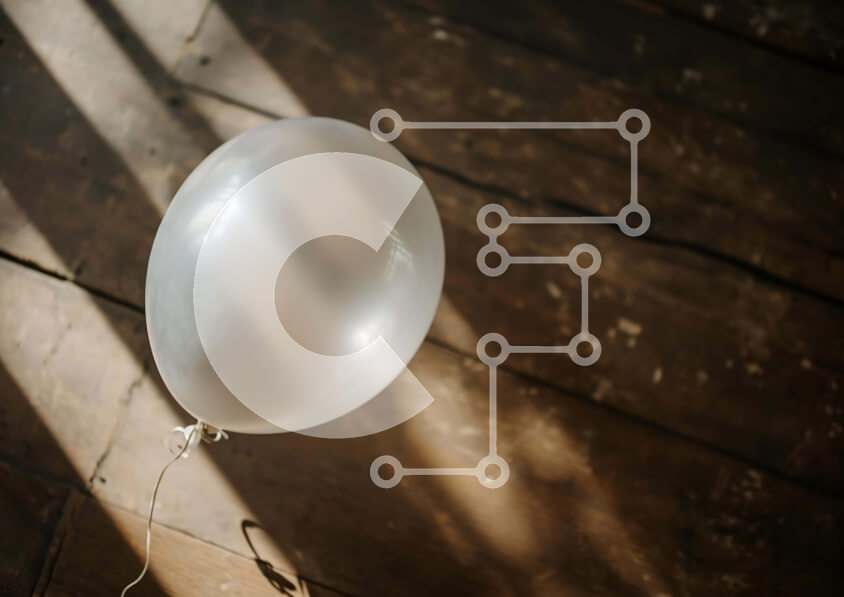 Intra Συλλεκτικό Ξύλινο Παζλ Plywood  4mm - Λευκό μπαλόνι που επιπλέει στο ξύλινο πάτωμα Σε Ξύλινο Κουτί - Διαστάσεις: 10x10 cm – 25 κομμάτια