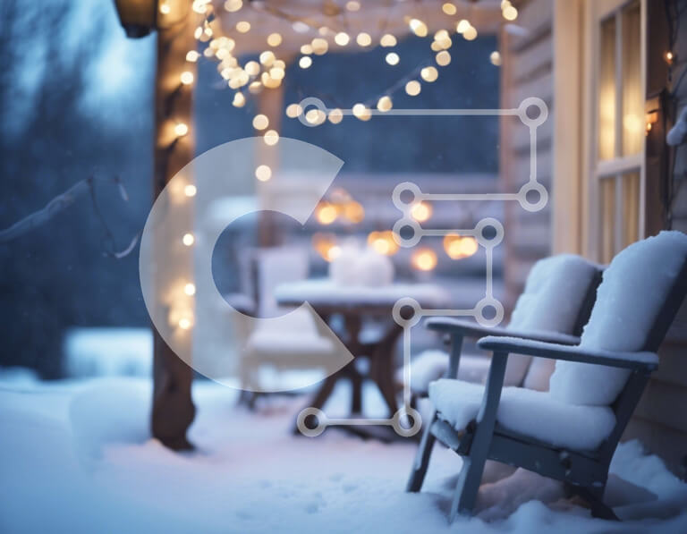 Intra Συλλεκτικό Ξύλινο Παζλ Plywood  4mm - Χιονισμένες καρέκλες σε μια μπροστινή βεράντα διακοσμημένη για τα Χριστούγεννα Σε Ξύλινο Κουτί - Διαστάσεις Puzzle: 10x10 cm – 25 κομμάτια