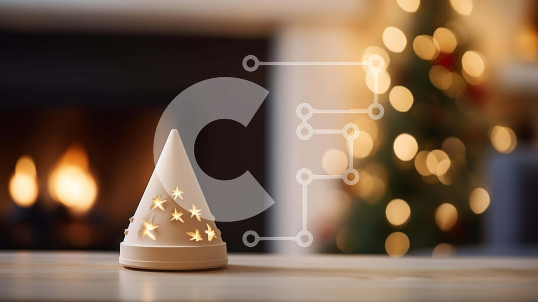 Intra Συλλεκτικό Ξύλινο Παζλ Plywood  4mm - Μικρό κεραμικό χριστουγεννιάτικο δέντρο στο τραπέζι μπροστά από το τζάκι Σε Ξύλινο Κουτί - Διαστάσεις: 10x10 cm – 25 κομμάτια