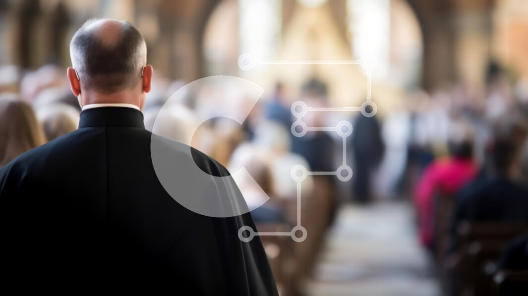 Intra Συλλεκτικό Ξύλινο Παζλ Plywood  4mm - Ιερέας που στέκεται σε μια άδεια εκκλησία που περιβάλλεται από ανθρώπους Σε Ξύλινο Κουτί - Διαστάσεις Puzzle: 10x10 cm – 25 κομμάτια