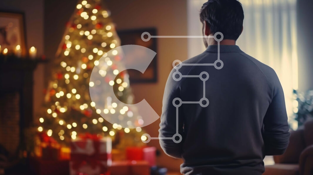 Intra Συλλεκτικό Ξύλινο Παζλ Plywood  4mm - Άνδρας που στέκεται μπροστά από το χριστουγεννιάτικο δέντρο στο σαλόνι Σε Ξύλινο Κουτί - Διαστάσεις: 10x10 cm – 25 κομμάτια