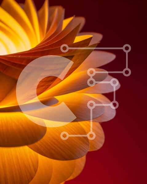 Intra Συλλεκτικό Ξύλινο Παζλ Plywood  4mm - Κοντινό πλάνο της πορτοκαλί λάμπας σε σχήμα λουλουδιού στο δωμάτιο Σε Ξύλινο Κουτί - Διαστάσεις Puzzle: 10x10 cm – 25 κομμάτια