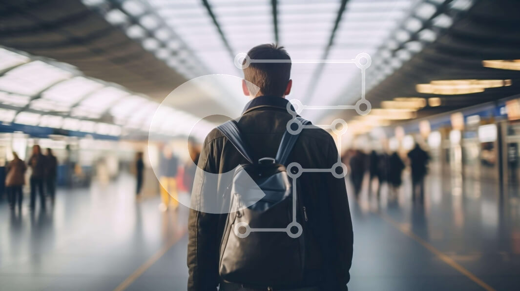 Intra Συλλεκτικό Ξύλινο Παζλ Plywood  4mm - Άνδρας σε αεροδρόμιο ή σιδηροδρομικό σταθμό με σακίδιο Σε Ξύλινο Κουτί - Διαστάσεις Puzzle: 10x10 cm – 25 κομμάτια