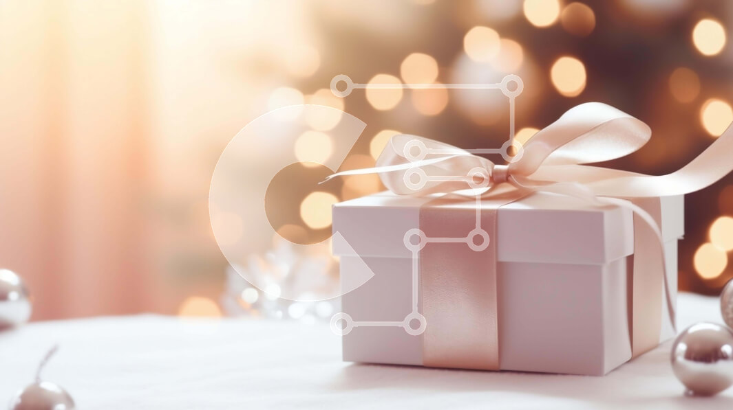 Intra Συλλεκτικό Ξύλινο Παζλ Plywood  4mm - Λευκό κουτί δώρου σε διακοσμημένο τραπέζι μπροστά από το χριστουγεννιάτικο δέντρο Σε Ξύλινο Κουτί - Διαστάσεις: 10x10 cm – 25 κομμάτια