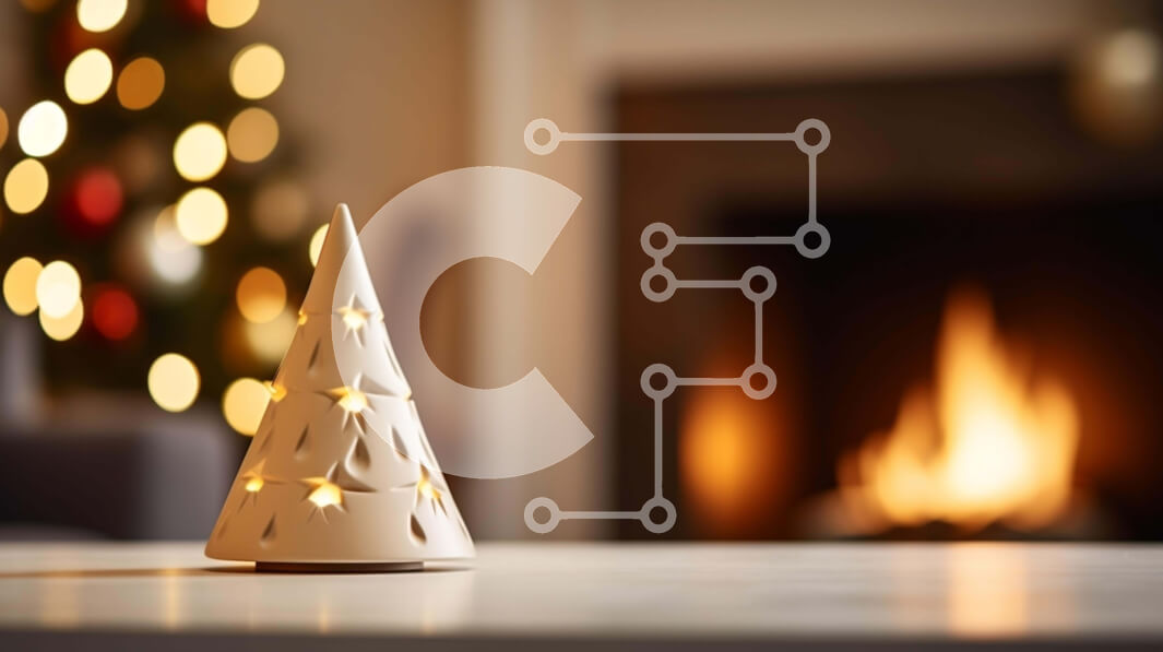 Intra Συλλεκτικό Ξύλινο Παζλ Plywood  4mm - Χριστουγεννιάτικο δέντρο στο τραπέζι μπροστά από το τζάκι Σε Ξύλινο Κουτί - Διαστάσεις: 10x10 cm – 25 κομμάτια