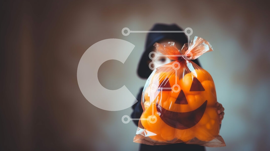 Intra Συλλεκτικό Ξύλινο Παζλ Plywood  4mm - Παιδί που κρατά μια πορτοκαλί κολοκύθα για το Halloween Σε Ξύλινο Κουτί - Διαστάσεις Puzzle: 10x10 cm – 25 κομμάτια