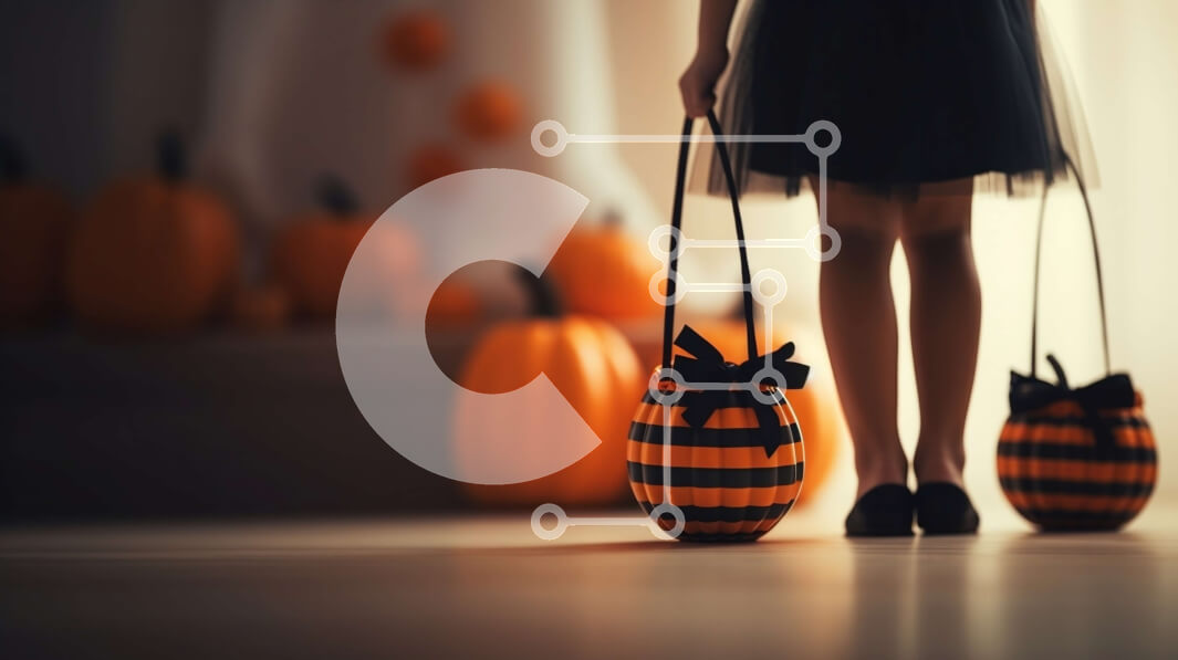 Intra Συλλεκτικό Ξύλινο Παζλ Plywood  4mm - Γυναίκα που κρατά ασπρόμαυρες ριγέ κολοκύθες σε ένα διάδρομο Σε Ξύλινο Κουτί - Διαστάσεις Puzzle: 10x10 cm – 25 κομμάτια