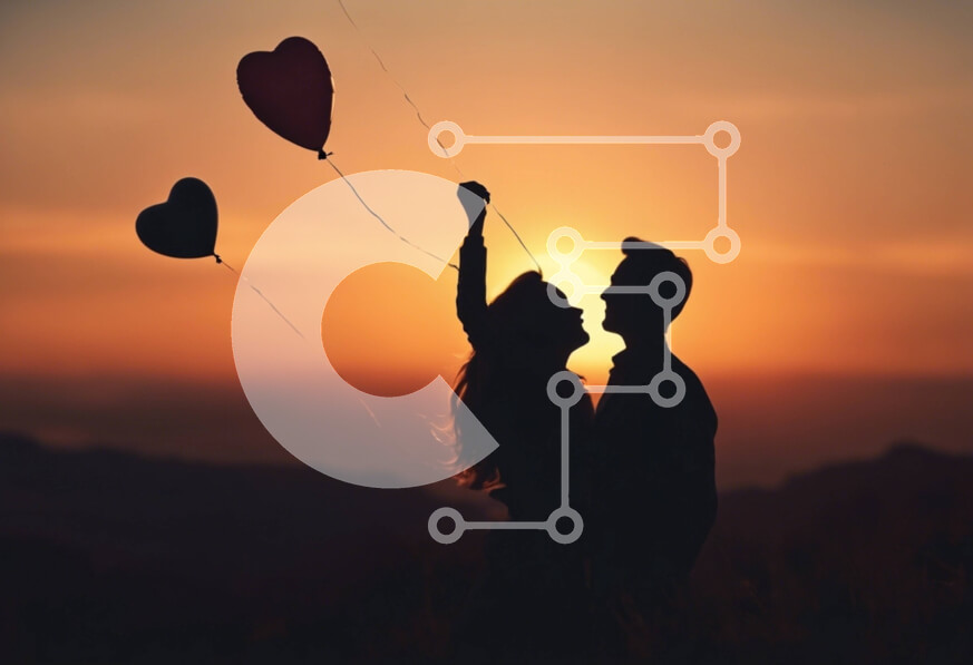 Intra Συλλεκτικό Ξύλινο Παζλ Plywood  4mm - Σιλουέτα του ζευγαριού που κρατά μπαλόνια σε σχήμα καρδιάς στο ηλιοβασίλεμα Σε Ξύλινο Κουτί - Διαστάσεις Puzzle: 10x10 cm – 25 κομμάτια