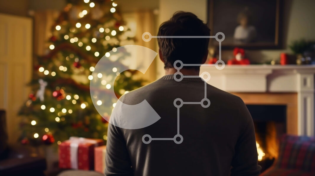 Intra Συλλεκτικό Ξύλινο Παζλ Plywood  4mm - Άτομο που στέκεται μπροστά από το χριστουγεννιάτικο δέντρο στο σαλόνι Σε Ξύλινο Κουτί - Διαστάσεις: 10x10 cm – 25 κομμάτια