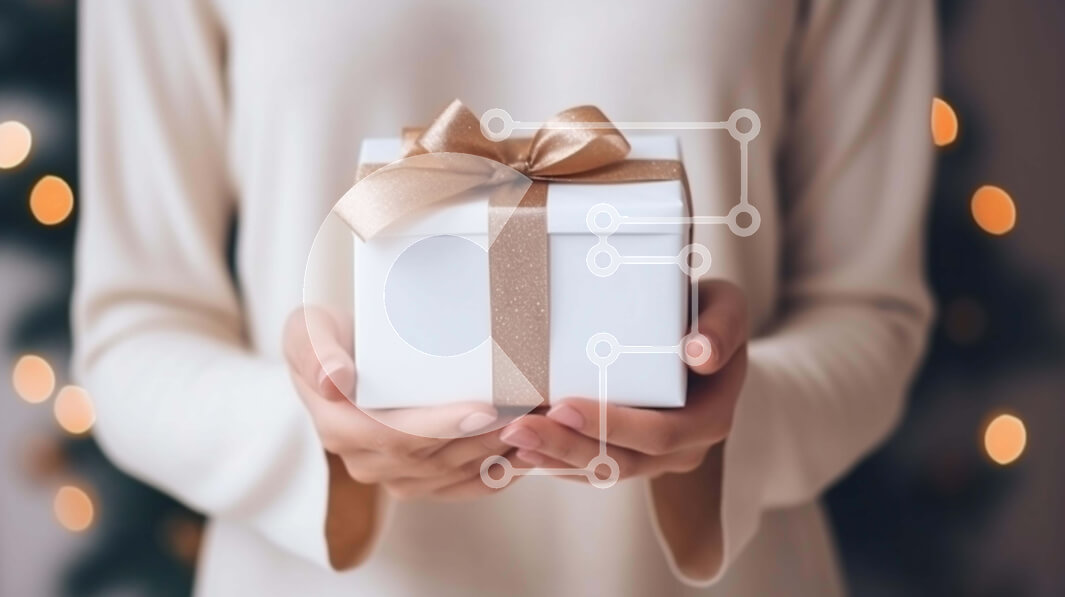 Intra Συλλεκτικό Ξύλινο Παζλ Plywood  4mm - Γυναίκα που κρατά ένα κουτί δώρου με χριστουγεννιάτικα φώτα στο φόντο Σε Ξύλινο Κουτί - Διαστάσεις: 10x10 cm – 25 κομμάτια