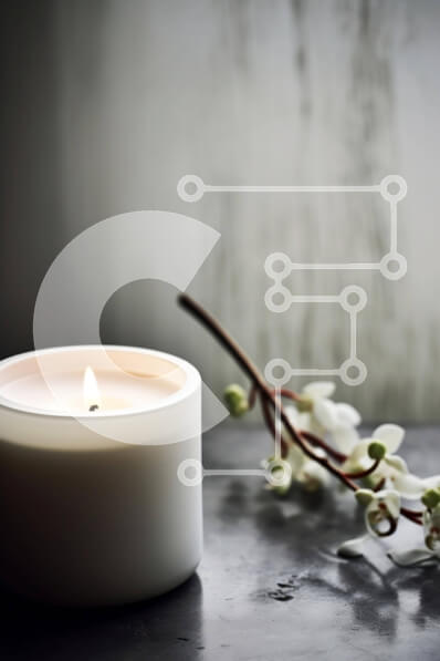 Intra Συλλεκτικό Ξύλινο Παζλ Plywood  4mm - Λευκό κερί σε σιδερένιο τραπέζι με λευκά λουλούδια στο φόντο Σε Ξύλινο Κουτί - Διαστάσεις Puzzle: 10x10 cm – 25 κομμάτια