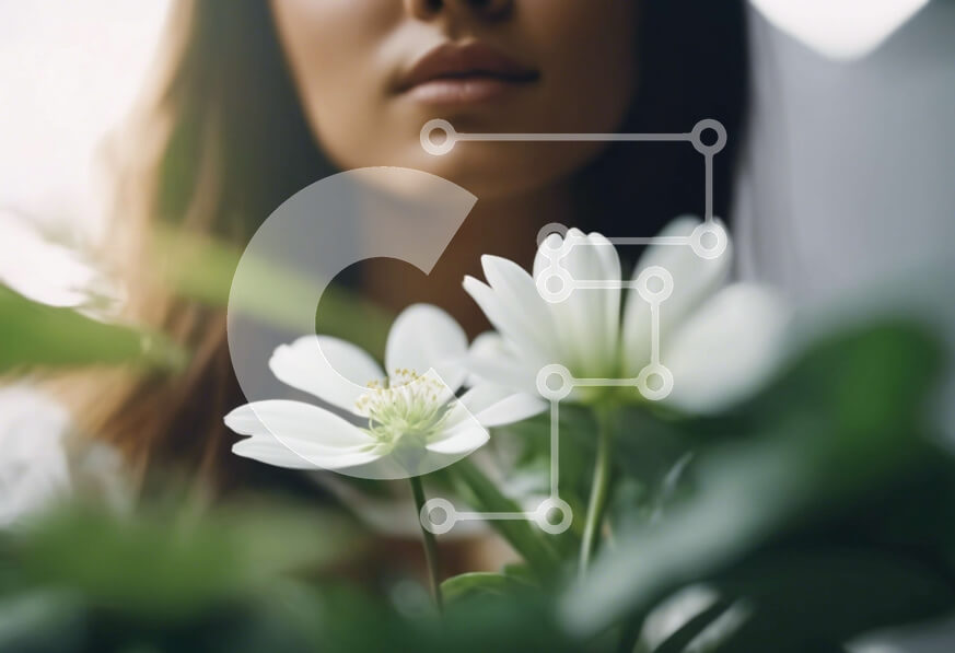 Intra Συλλεκτικό Ξύλινο Παζλ Plywood  4mm - Γυναίκα με λευκά λουλούδια σε floral σύνθεση Σε Ξύλινο Κουτί - Διαστάσεις: 10x10 cm – 25 κομμάτια