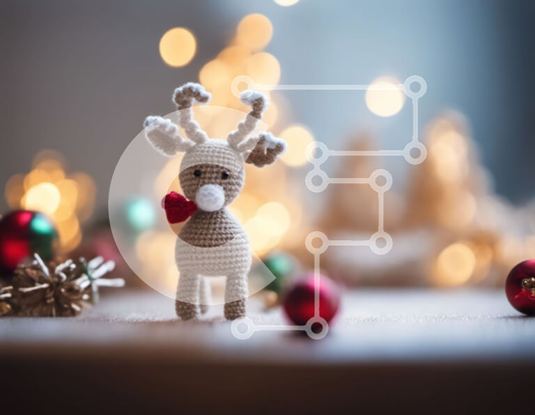 Intra Συλλεκτικό Ξύλινο Παζλ Plywood  4mm - Χριστουγεννιάτικη διακόσμηση με κροσέ τάρανδος στο τραπέζι με στολίδια και χριστουγεννιάτικες μπάλες Σε Ξύλινο Κουτί - Διαστάσεις: 10x10 cm – 25 κομμάτια